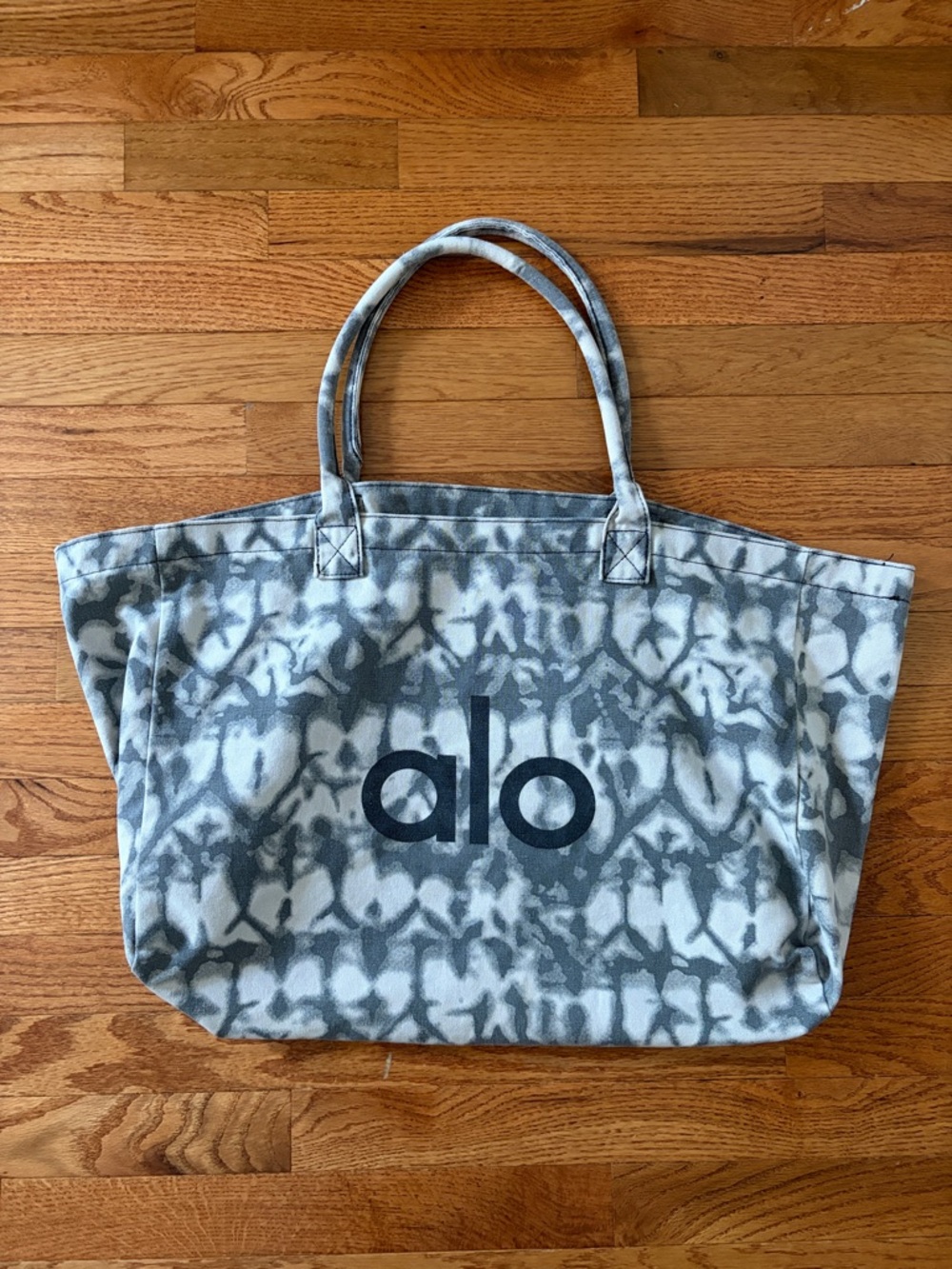 ALO Yoga Gray Tie-Dye Canvas Tote - Picture 7 of 7